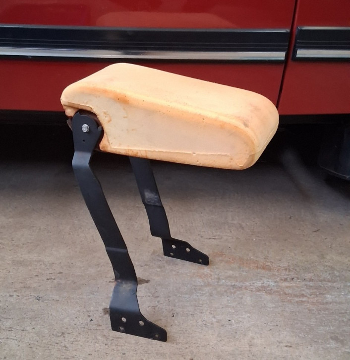 FRONT ARMREST 9000