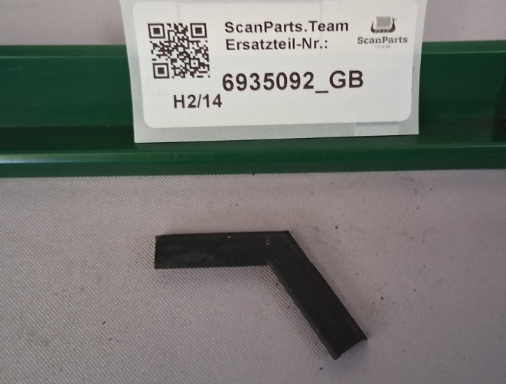 CLIP LOWER CORNER WINDSCREEN 900 CV
