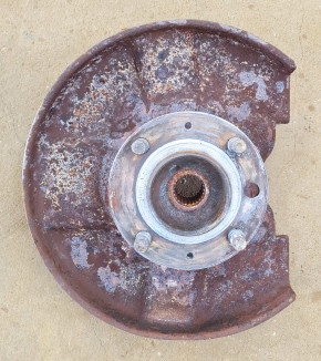 STEERING KNUCKLE HOUSING RIGHT + PROTECTION PLATE + WHEEL HUB 900