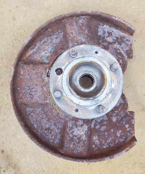 STEERING KNUCKLE HOUSING LEFT + PROTECTION PLATE + WHEEL HUB 900