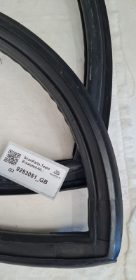 WINDSHIELD RUBBER WEATHERSTRIP 900